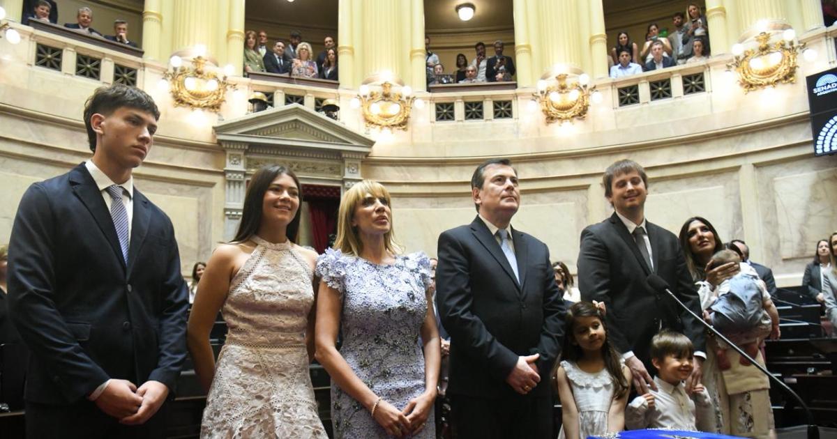 JURA Zamora lo hizo acompañado por su familia entre ellos su esposa y senadora saliente Claudia de Zamora