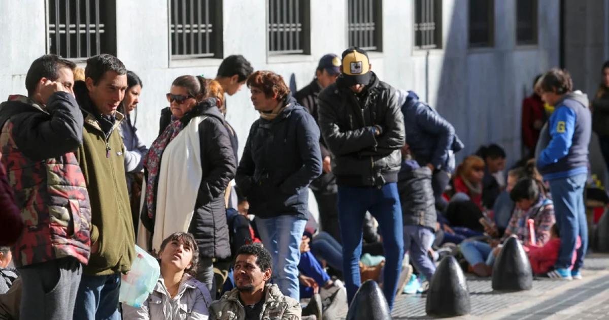 Empleo formal- la caiacuteda en el sector privado fue seis veces mayor que el puacuteblico