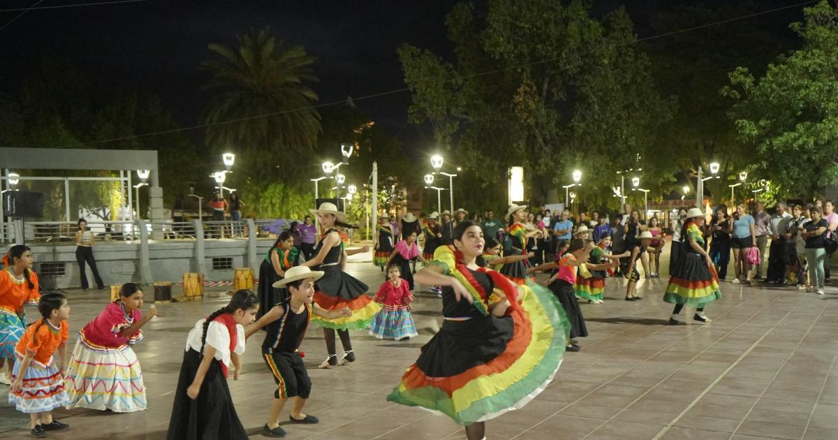 Exitosa intervencioacuten artiacutestica urbana Voces que no callan en la plaza Manuel Belgrano