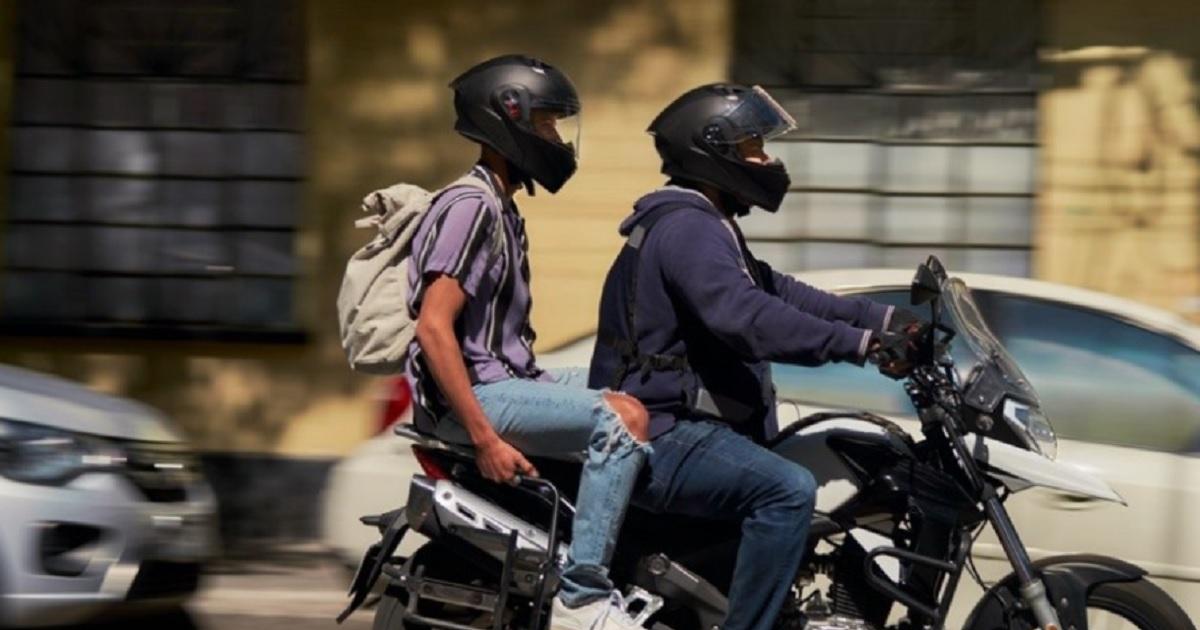 El conductor de la moto fue despojado de su casco y luego increpado por varios sujetos en estado de ebriedad - Foto Ilustrativa