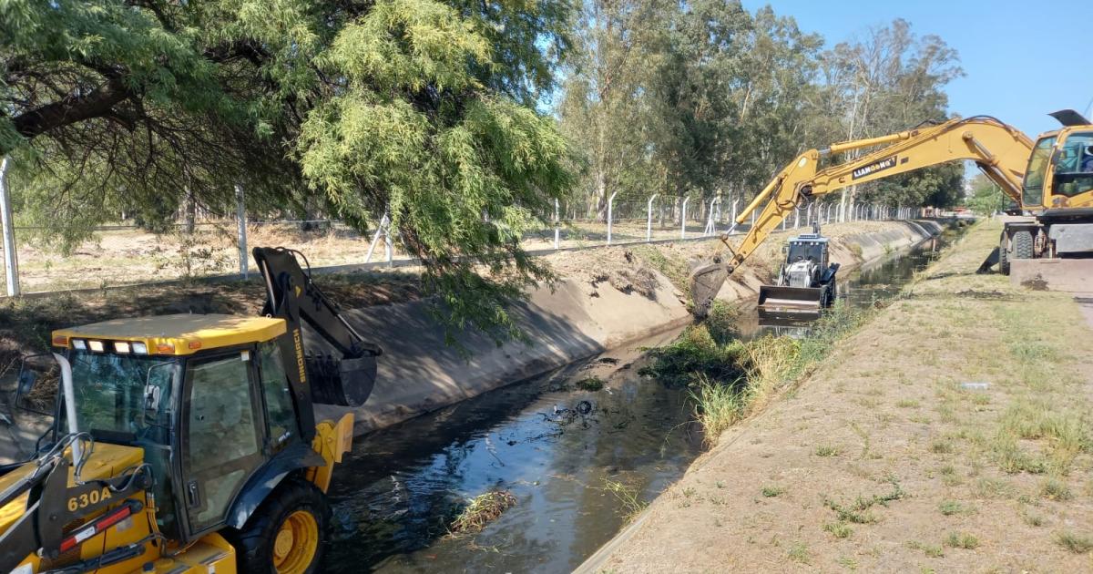 Obras Puacuteblicas realizoacute la limpieza del desaguumle pluvial de avenida Alsina