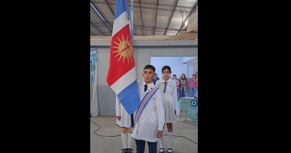 Es abanderado de su escuela y viajoacute para probarse en River