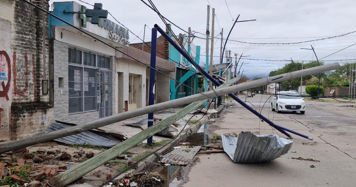 Un tornado devastador sembroacute destruccioacuten y angustia en Friacuteas
