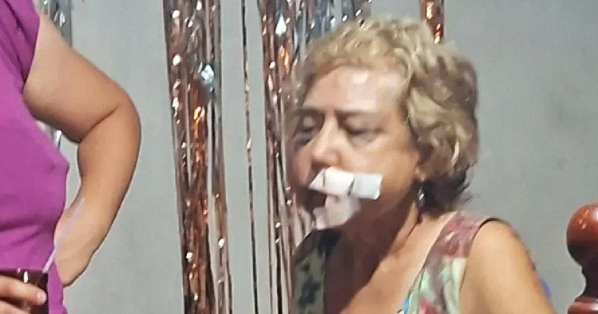 Con la excusa de pedir un vaso de agua un joven golpeoacute salvajemente a una jubilada para asaltarla en su casa