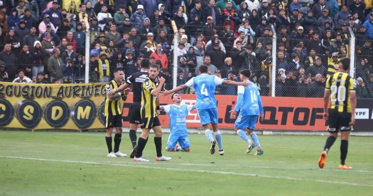 Estudiantes de Riacuteo Cuarto regresoacute a Primera Divisioacuten despueacutes de 40 antildeos