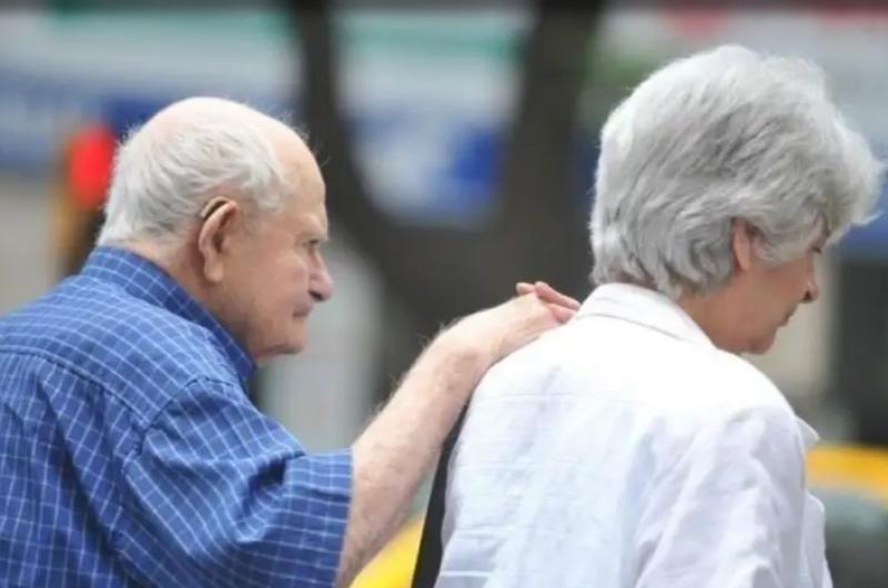Por el desfasaje salarial gana maacutes un jubilado que un trabajador en blanco con el salario miacutenimo