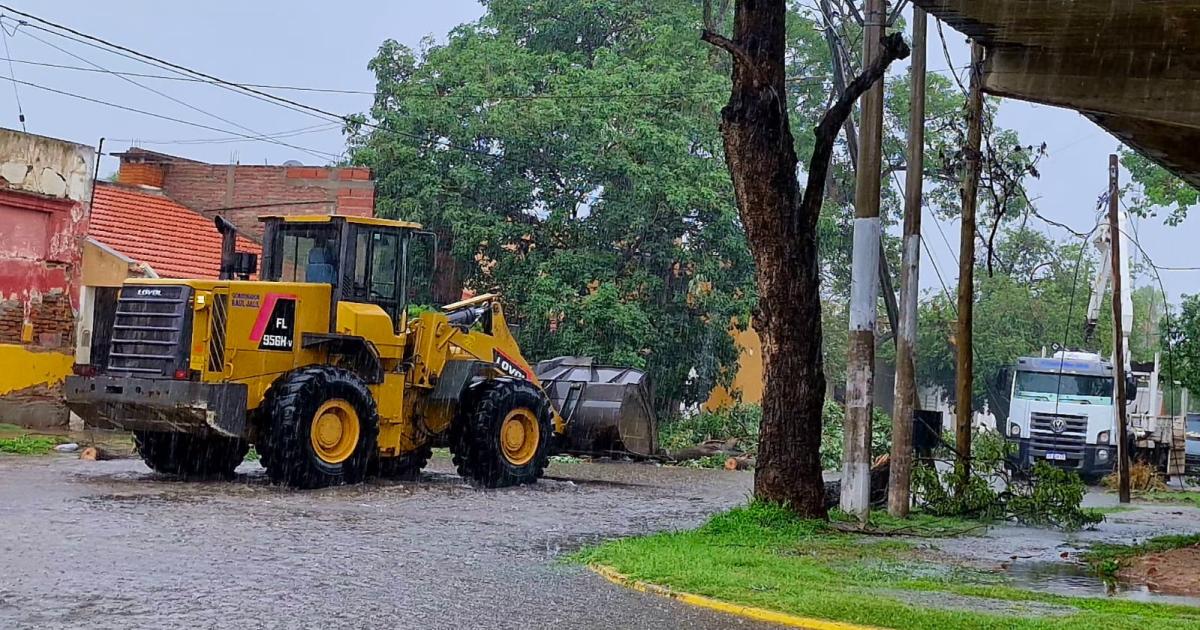 Friacuteas bajo agua otra vez- la tormenta no dio respiro y los obreros trabajan sin pausa