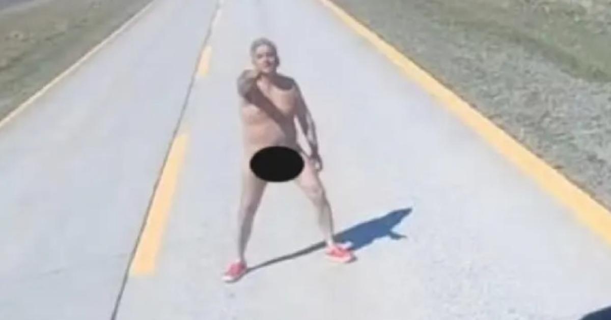 Insoacutelito- un hombre desnudo atacoacute a vehiacuteculos en la Ruta que une Riacuteo Gallegos y Chile