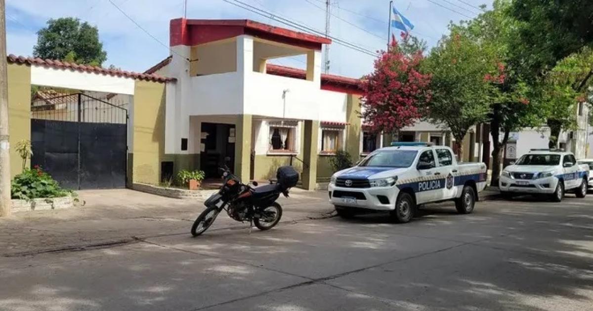 Escaacutendalo en una comisariacutea- dos policiacuteas llegaron alcoholizados a cumplir servicio