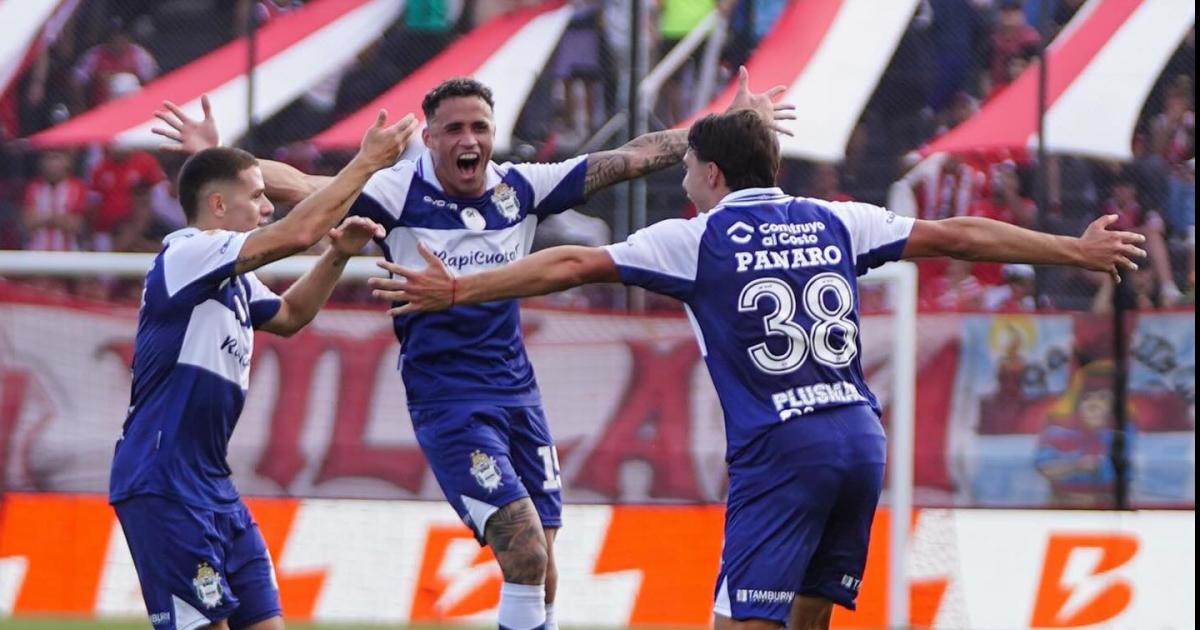 El Lobo estuvo afilado vencioacute 2 a 0 a Barracas y seraacute rival de Estudiantes