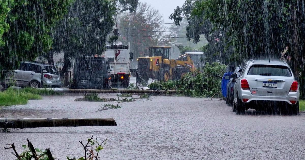 Friacuteas bajo agua otra vez- la tormenta no dio respiro y los obreros trabajan sin pausa