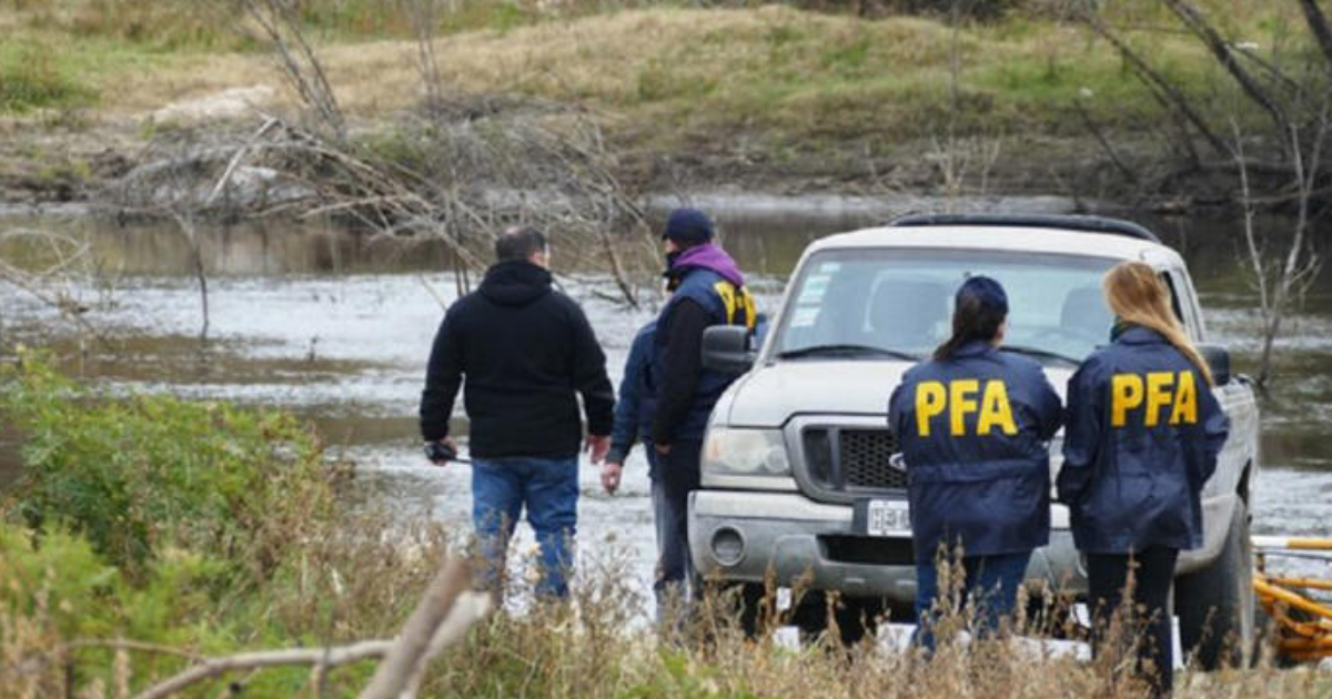 Prefectura Naval Policía Federal y buzos tcticos participaron del operativo de rastrillaje para hallar pistas sobre la desaparición del menor