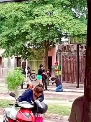 VIDEO  TIacuteA Y SOBRINA SE TRENZARON A GOLPES POR UNA PRESUNTA INFIDELIDAD 