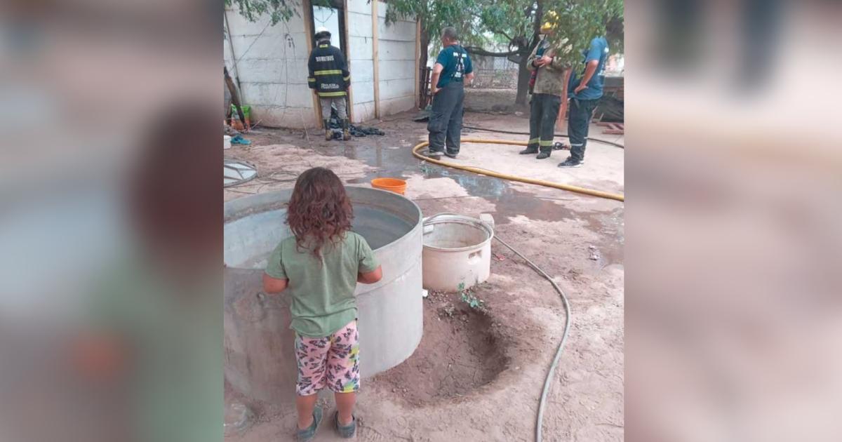 Los bomberos lograron sofocar el fuego tras varios minutos