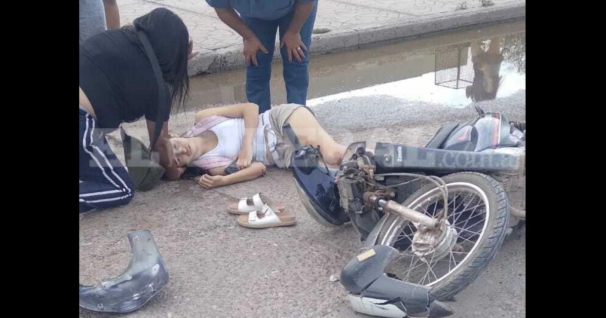 Insoacutelito accidente en el interior- por mirar el celular una mujer en moto chocoacute contra una camioneta