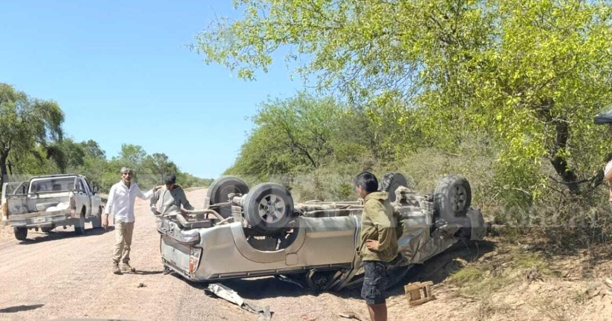 Terrible susto en zona rural- cinco joacutevenes resultaron heridos tras el vuelco de una camioneta