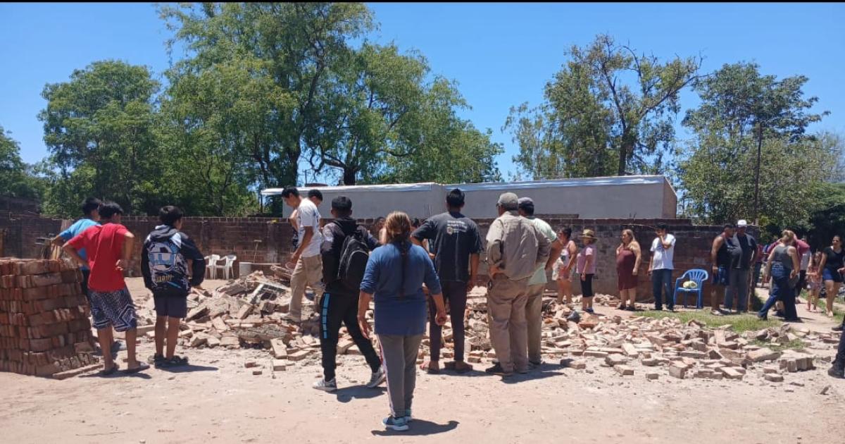 Bajo toneladas de escombros- el heroico rescate de un vecino