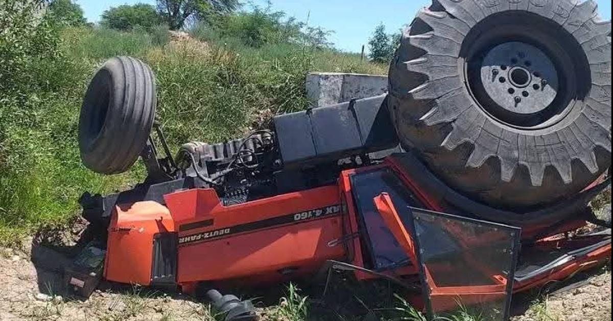 Volcoacute un tractor y su conductor sobrevivioacute milagrosamente