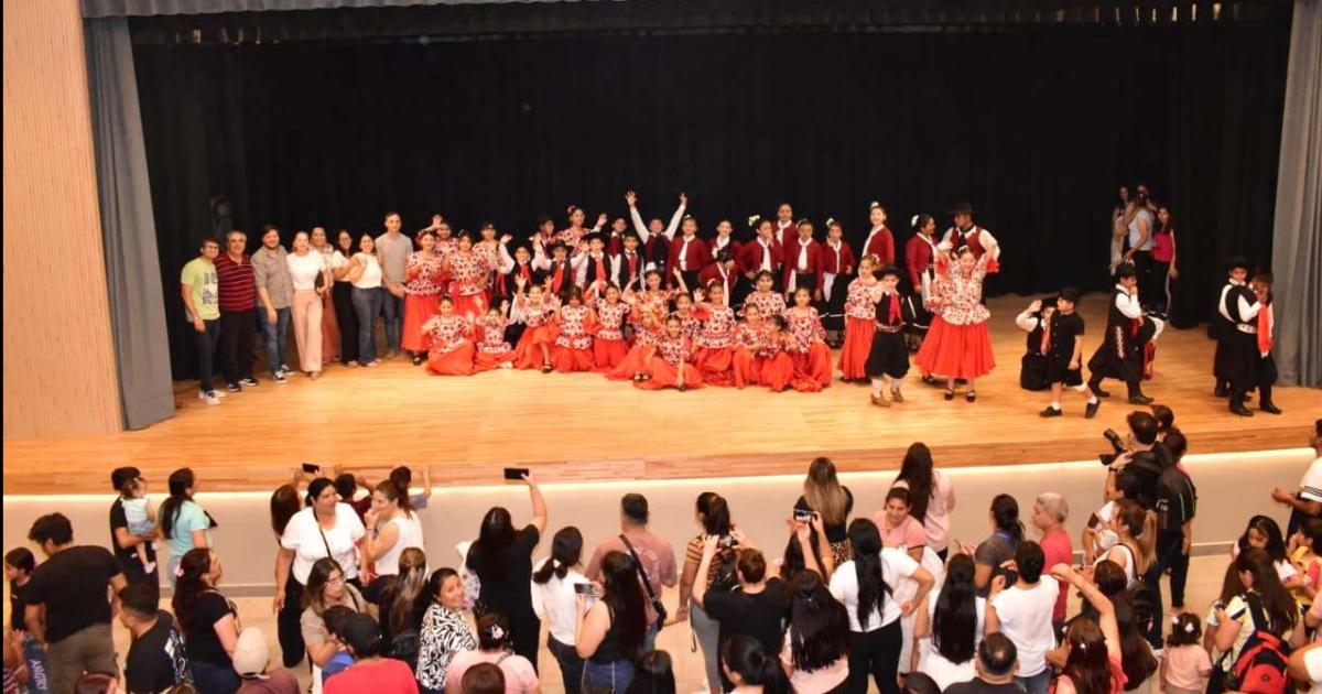 La Escuela Municipal de Folclore tuvo un cierre a pura danza en Fernaacutendez