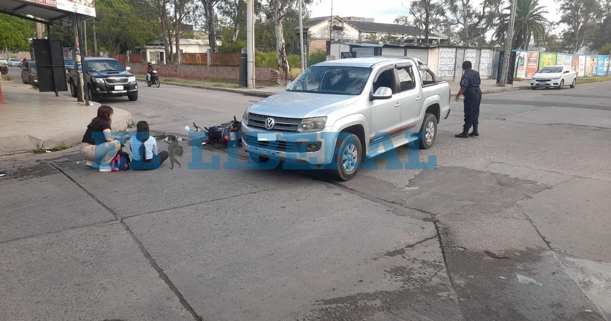 Una motociclista resultoacute herida tras chocar con una camioneta