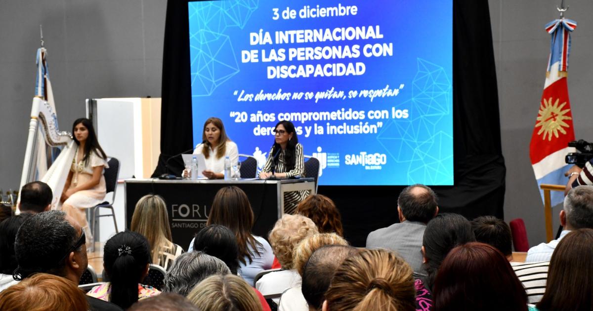 Emotivo acto por el Diacutea Internacional de Personas con Discapacidad en el Foacuterum 
