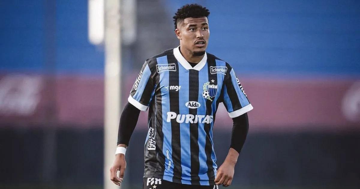 El lateral que busca River- Liverpool fijoacute el precio de Kevin Amaro