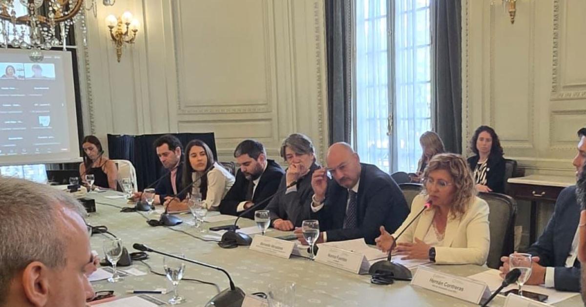 Fuentes participoacute de un seminario sobre oportunidades para ciudades inteligentes