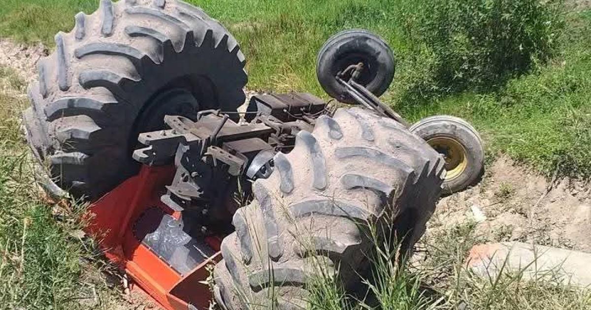 Volcoacute un tractor y su conductor sobrevivioacute milagrosamente