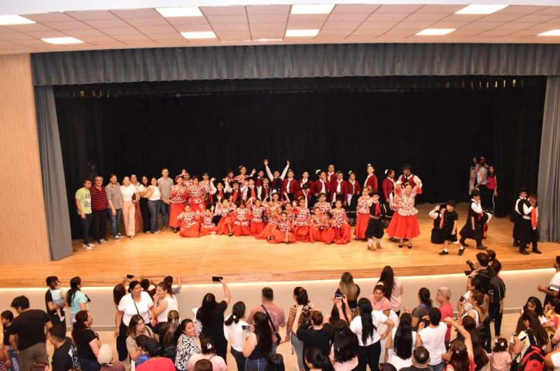 La Escuela Municipal de Folclore tuvo un cierre a pura danza en Fernaacutendez