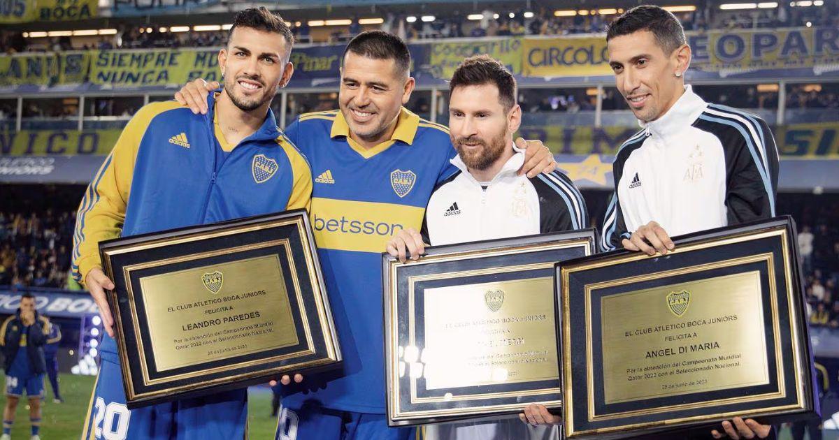 Messi junto a Paredes Riquelme y Di María en un homenaje en la Bombonera