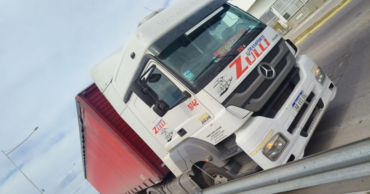 Tensioacuten en el Puente Carretero- menores atacaron a un camionero tucumano y huyeron despavoridos