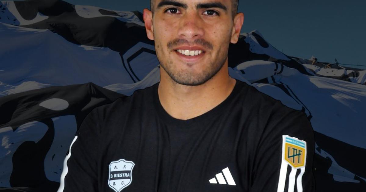El delantero santiaguentildeo que jugaraacute en Deportivo Riestra en 2026