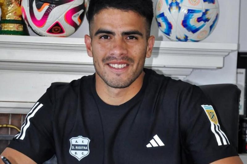 El delantero santiaguentildeo que jugaraacute en Deportivo Riestra en 2026