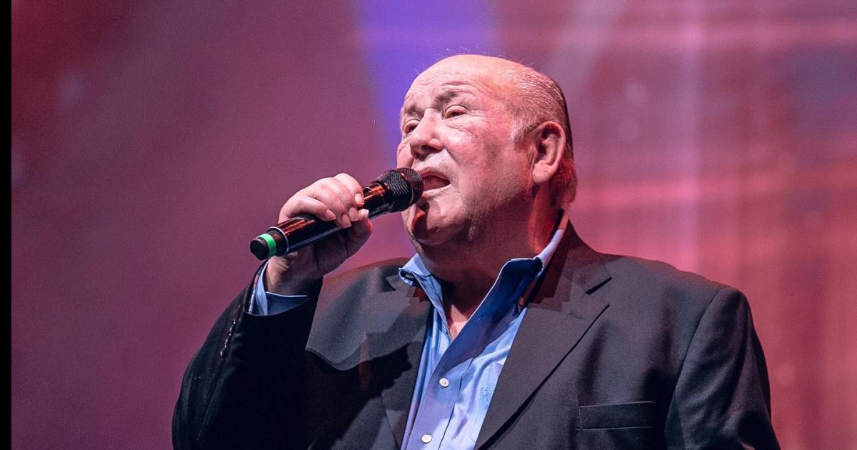 Emotivo videoclip de El radio estaacute tocando tu cancioacuten de Leo Dan con IA