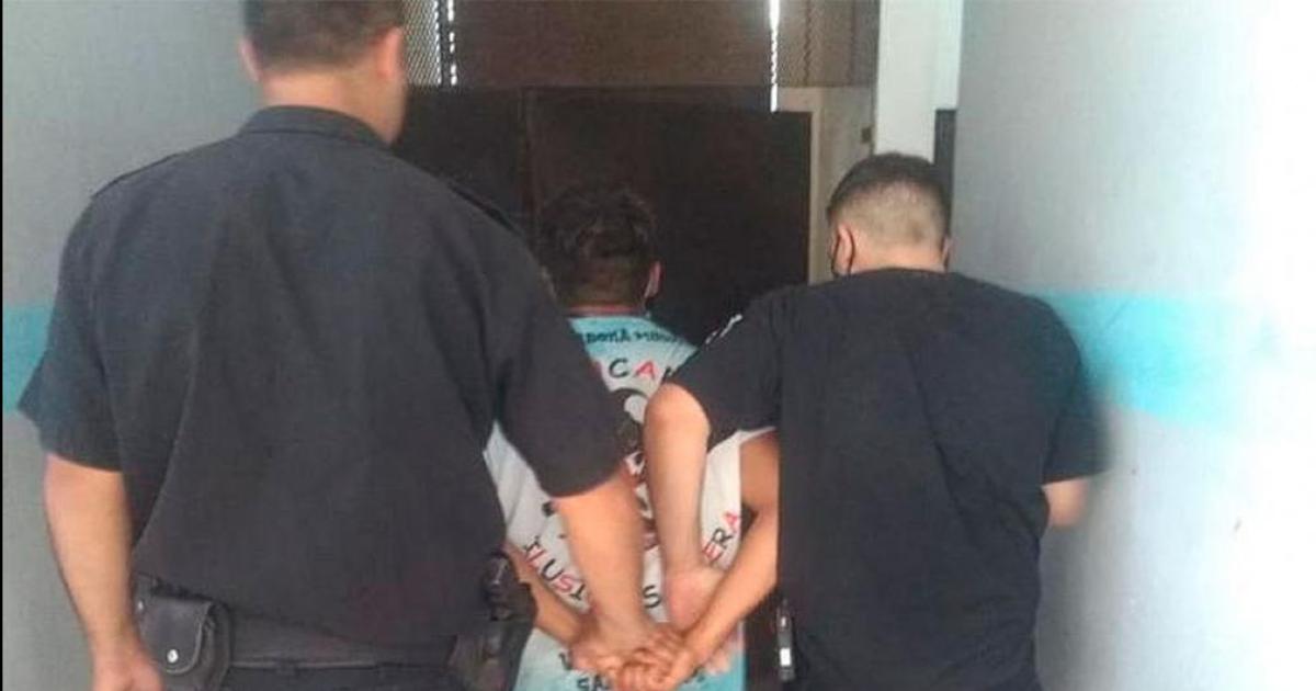 Salvaje- intentoacute ahorcar con sus propias manos a su hijo soacutelo de 16 antildeos