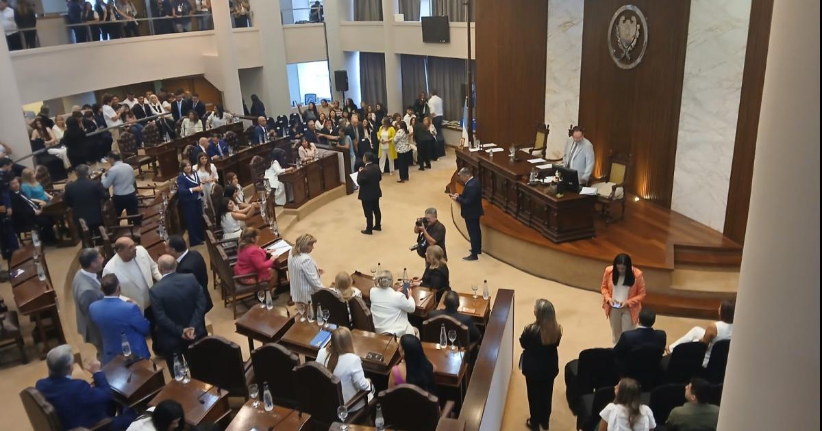 Sesioacuten preparatoria- comisioacuten de poderes analiza maacutes de 20 pedidos para que Heacutector Ruiz no asuma su banca