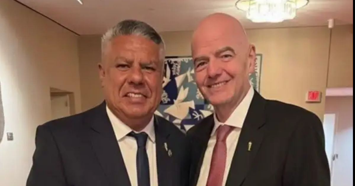 Chiqui Tapia se mostroacute junto a Gianni Infantino en la previa al sorteo del Mundial 2026
