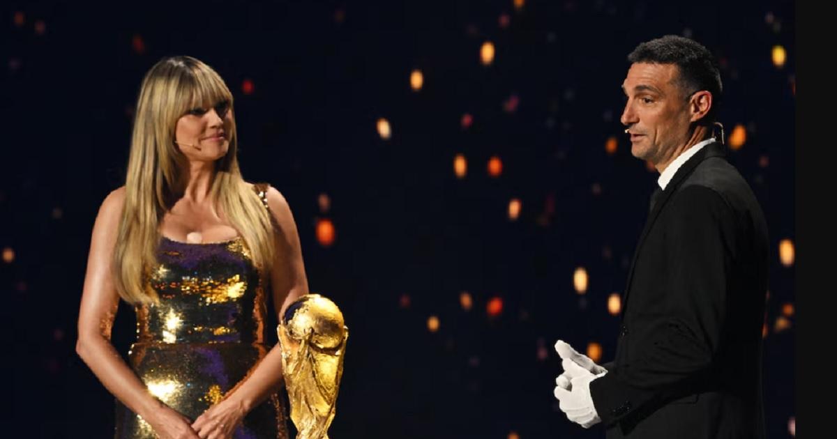 Scaloni llevó la Copa al sorteo del Mundial 2026 y reavivó el recuerdo de la final de Qatar