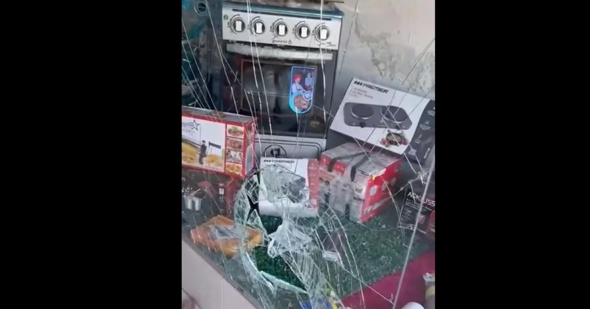 Ladrones entran sigilosos roban y huyen con una bolsa llena