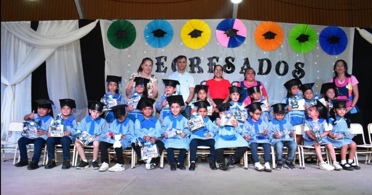 Los jardines municipales de Fernaacutendez tuvieron su fiesta de graduacioacuten