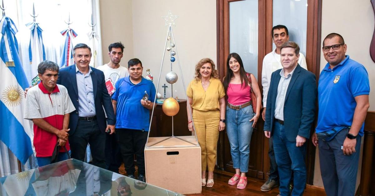 Norma Fuentes recibioacute a alumnos de Aspadi que obsequiaron un aacuterbol navidentildeo artesanal