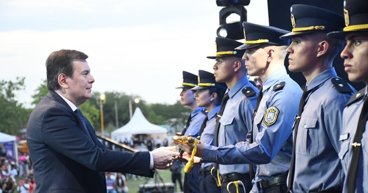  Zamora encabezó el acto de egreso de 102 oficiales y 6 agentes del programa Puentes Azules de la Policía