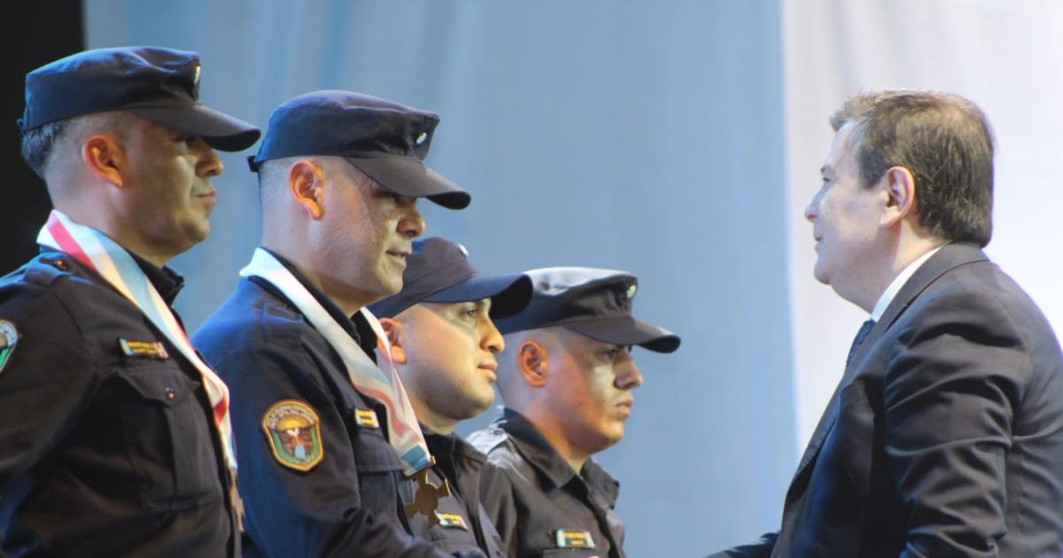 Zamora destacoacute egresos del programa Puentes Azules y a suboficiales condecorados 