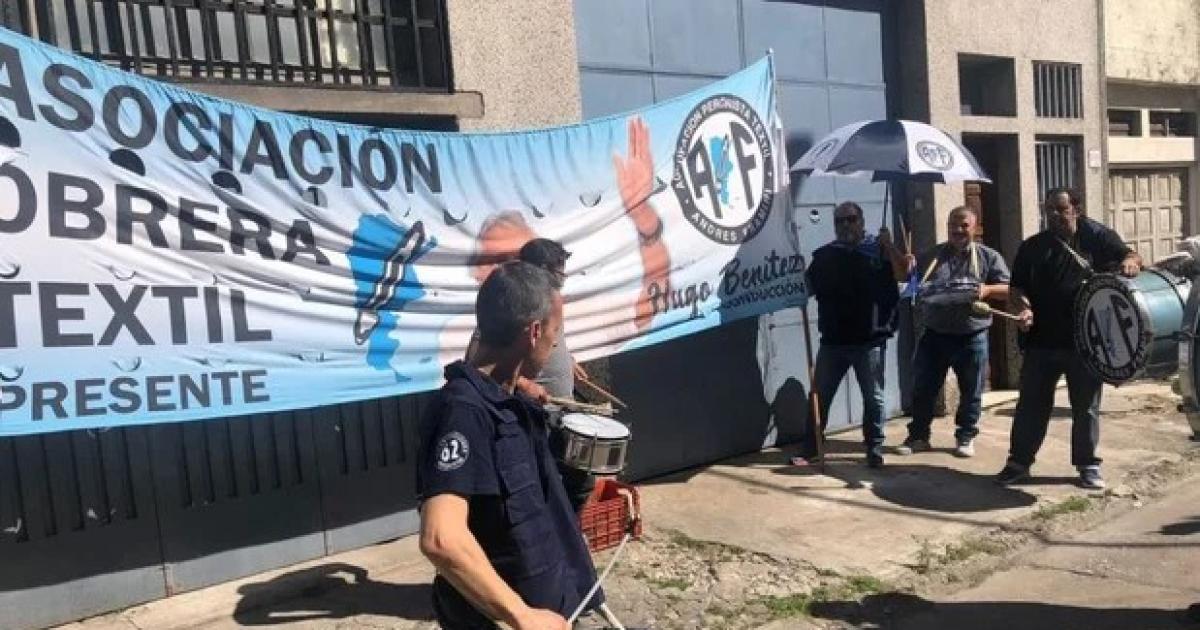 Crisis nacional- otra planta textil cerroacute en Lanuacutes y dejoacute en la calle a 50 obreros