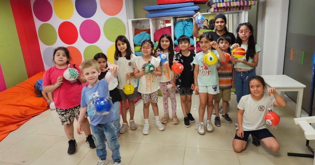 El CCB dicta un  imperdible taller de adornos navidentildeos en porcelana friacutea