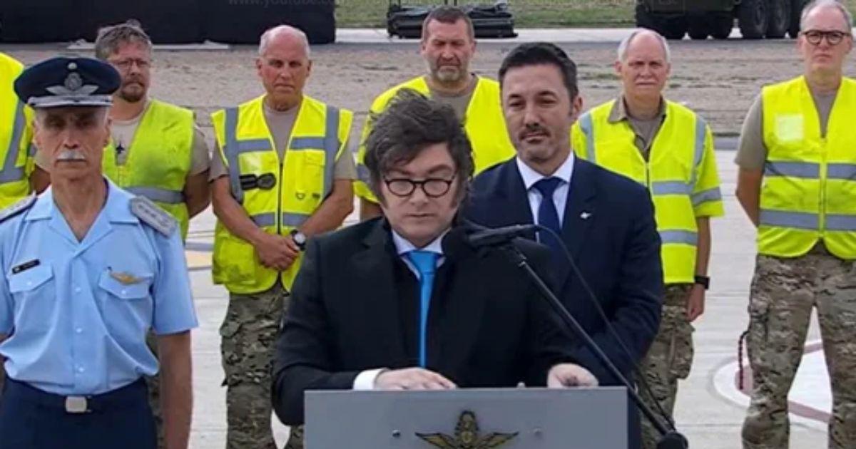 El ministro Luis Petri acompañó al presidente en el acto