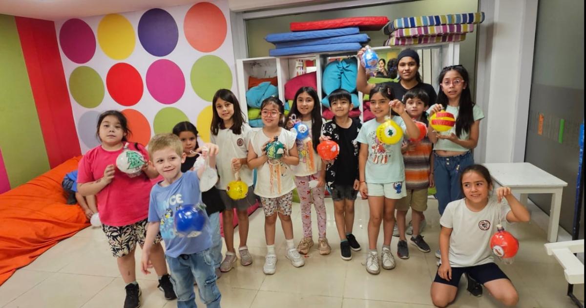 Los nintildeos aprenderaacuten a crear adornos navidentildeos con porcelana friacutea