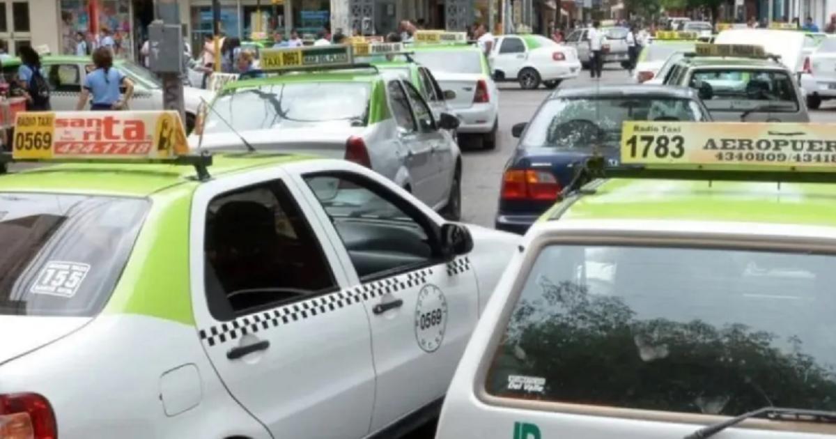 Taxistas de la Capital solicitaron una readecuacioacuten tarifaria del 20-en-porciento- por el aumento de costos