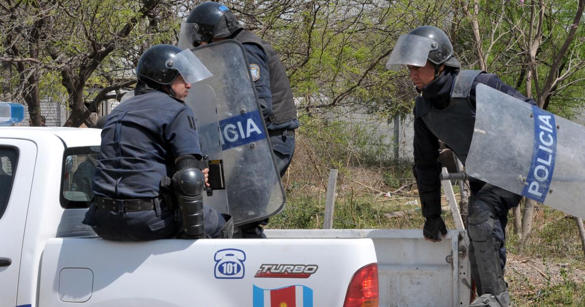 Policiacutea sosega a un motociclista temerario y es derribado a pintildeas