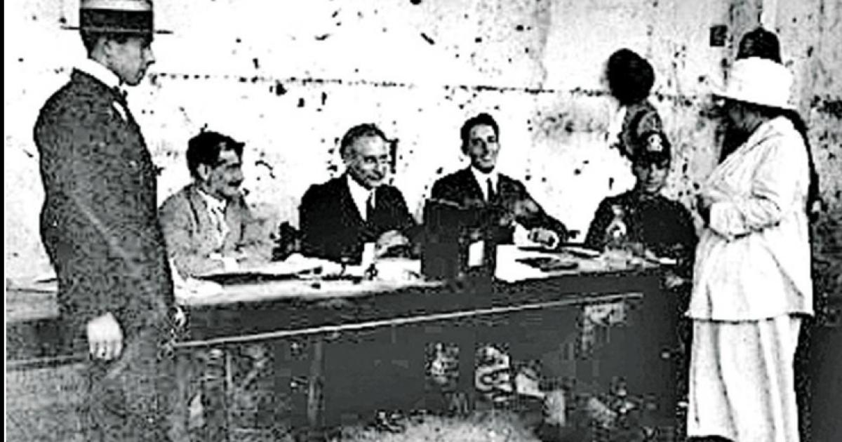 Julieta Lanteri emitiendo el primer voto femenino en una elección nacional de la historia argentina y sudamericana